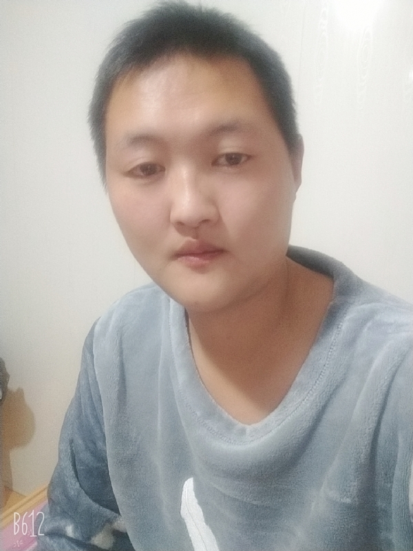 烟圈里透着伤的第一张照片--福州相亲服务中心