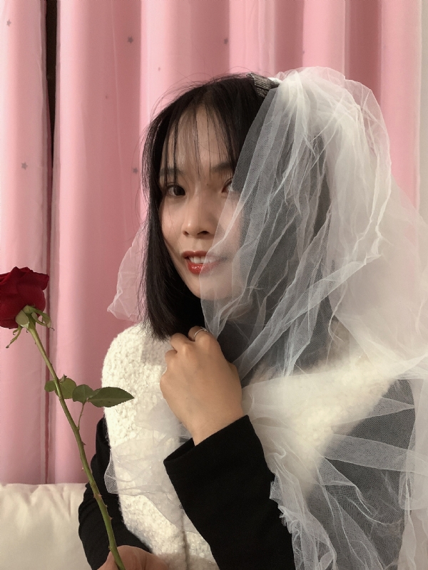 持紫菜包饭的女孩的第一张照片--福州相亲服务中心